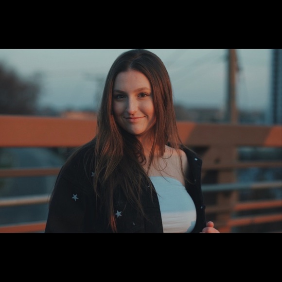 Meet your Posher! - Picture 1 of 6